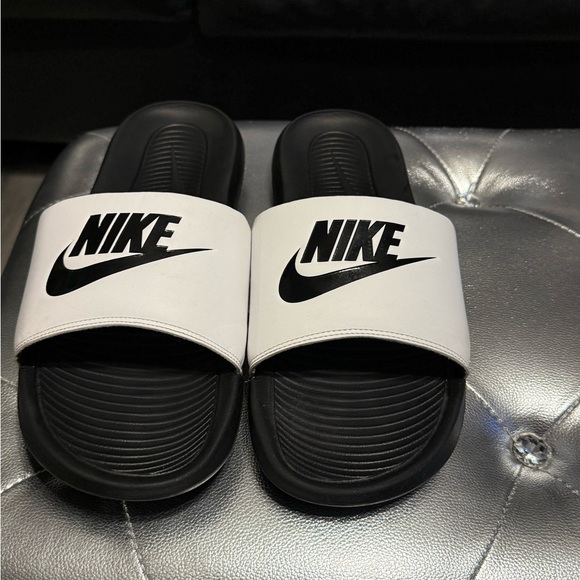 Nike Black and White Slides - Picture 3 of 4